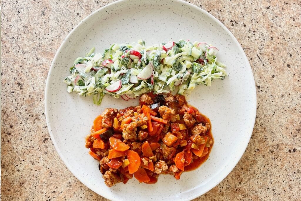 Minced meat stew with eggplant, carrots and tomatoes - a cozy and warming dish with a smoky flavor