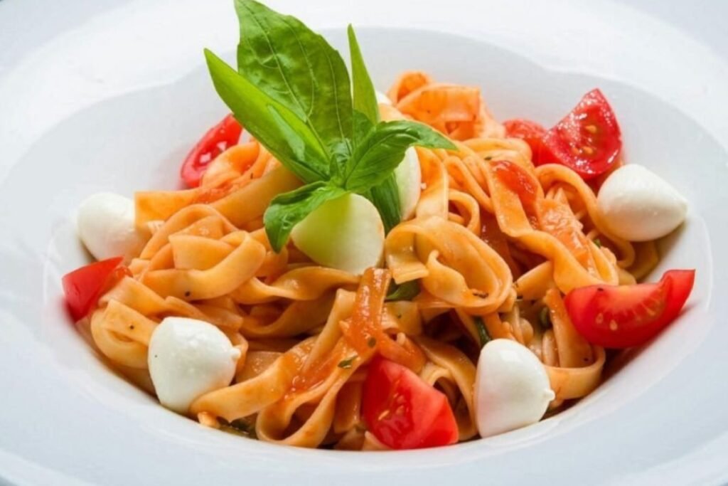 Pasta with Cherry Tomatoes and Mozzarella: A Quick Caprese-Style Pasta Recipe