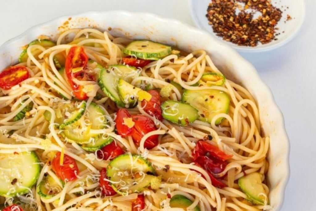 Spaghetti with Tomatoes and Zucchini: A Fresh and Flavorful Mediterranean-Inspired Recipe