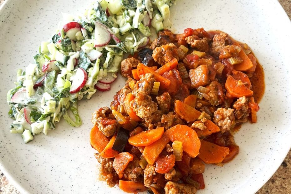 Minced meat stew with eggplant, carrots and tomatoes - a cozy and warming dish with a smoky flavor
