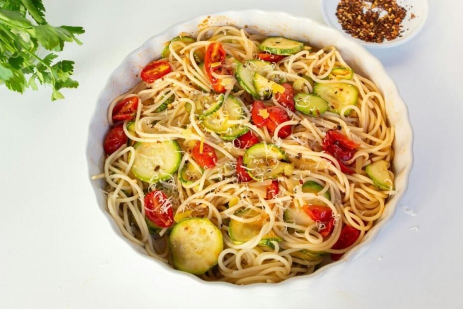 Spaghetti with Tomatoes and Zucchini: A Fresh and Flavorful Mediterranean-Inspired Recipe
